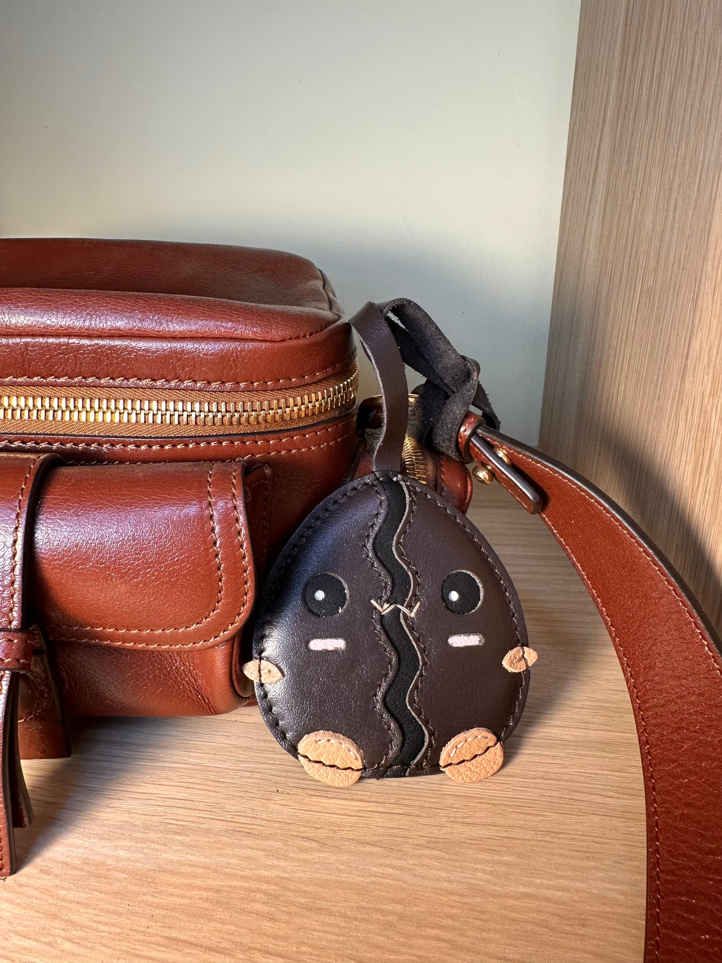 CHARM CHICCO DI CAFFE DARK BROWN